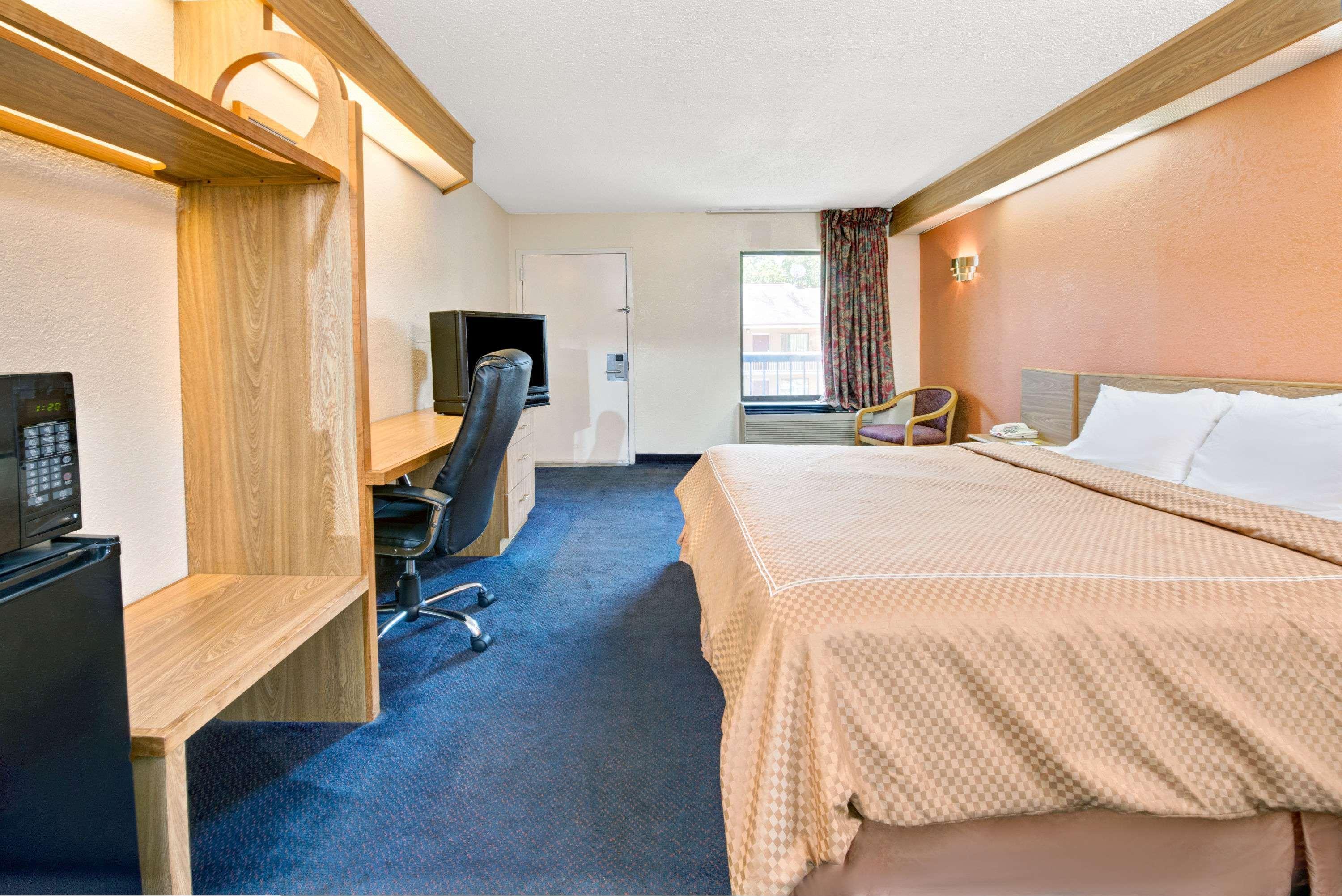 Days Inn By Wyndham Charlotte Northlake Εξωτερικό φωτογραφία