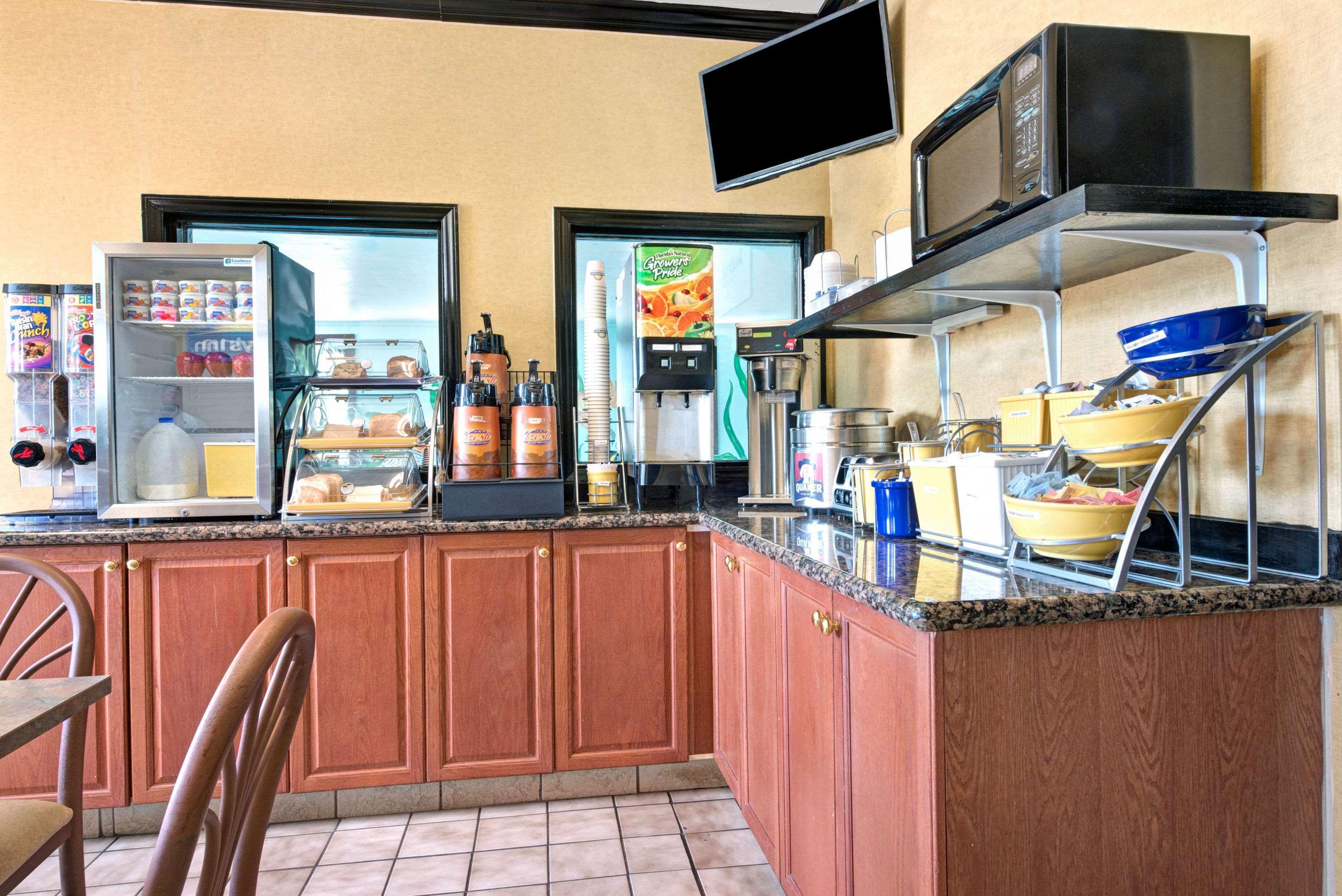 Days Inn By Wyndham Charlotte Northlake Εξωτερικό φωτογραφία