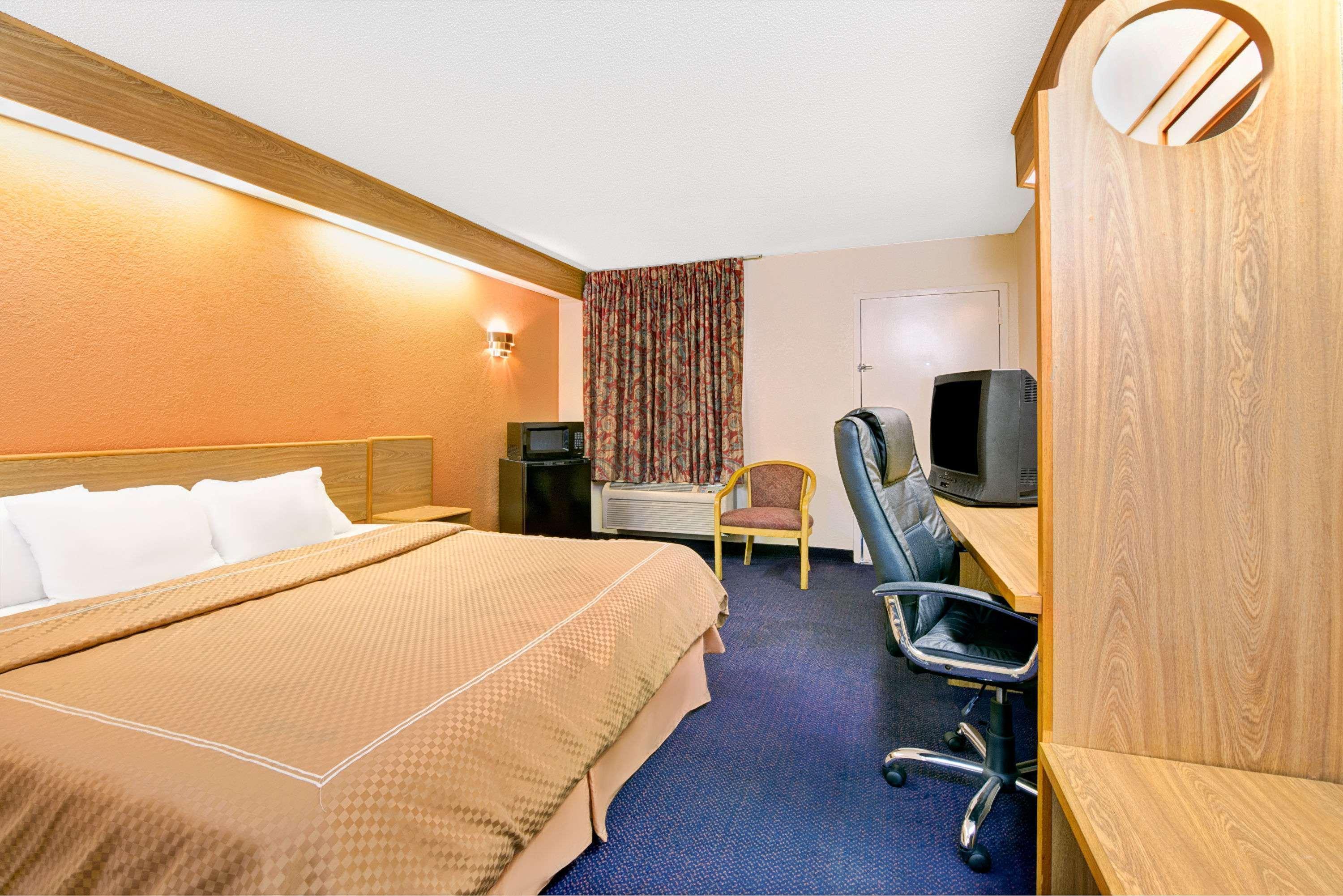 Days Inn By Wyndham Charlotte Northlake Εξωτερικό φωτογραφία