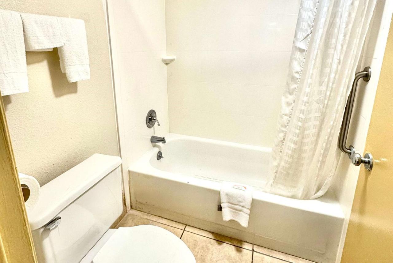Days Inn By Wyndham Charlotte Northlake Εξωτερικό φωτογραφία