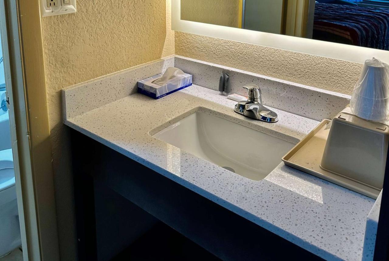 Days Inn By Wyndham Charlotte Northlake Εξωτερικό φωτογραφία