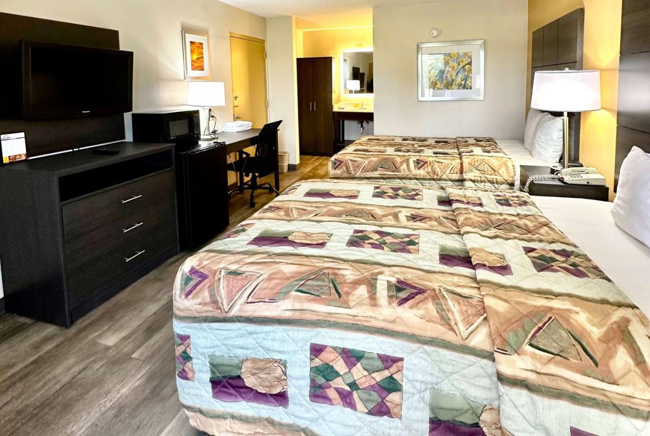 Days Inn By Wyndham Charlotte Northlake Εξωτερικό φωτογραφία
