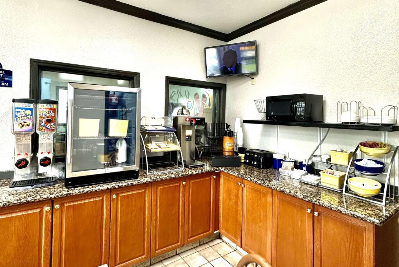 Days Inn By Wyndham Charlotte Northlake Εξωτερικό φωτογραφία