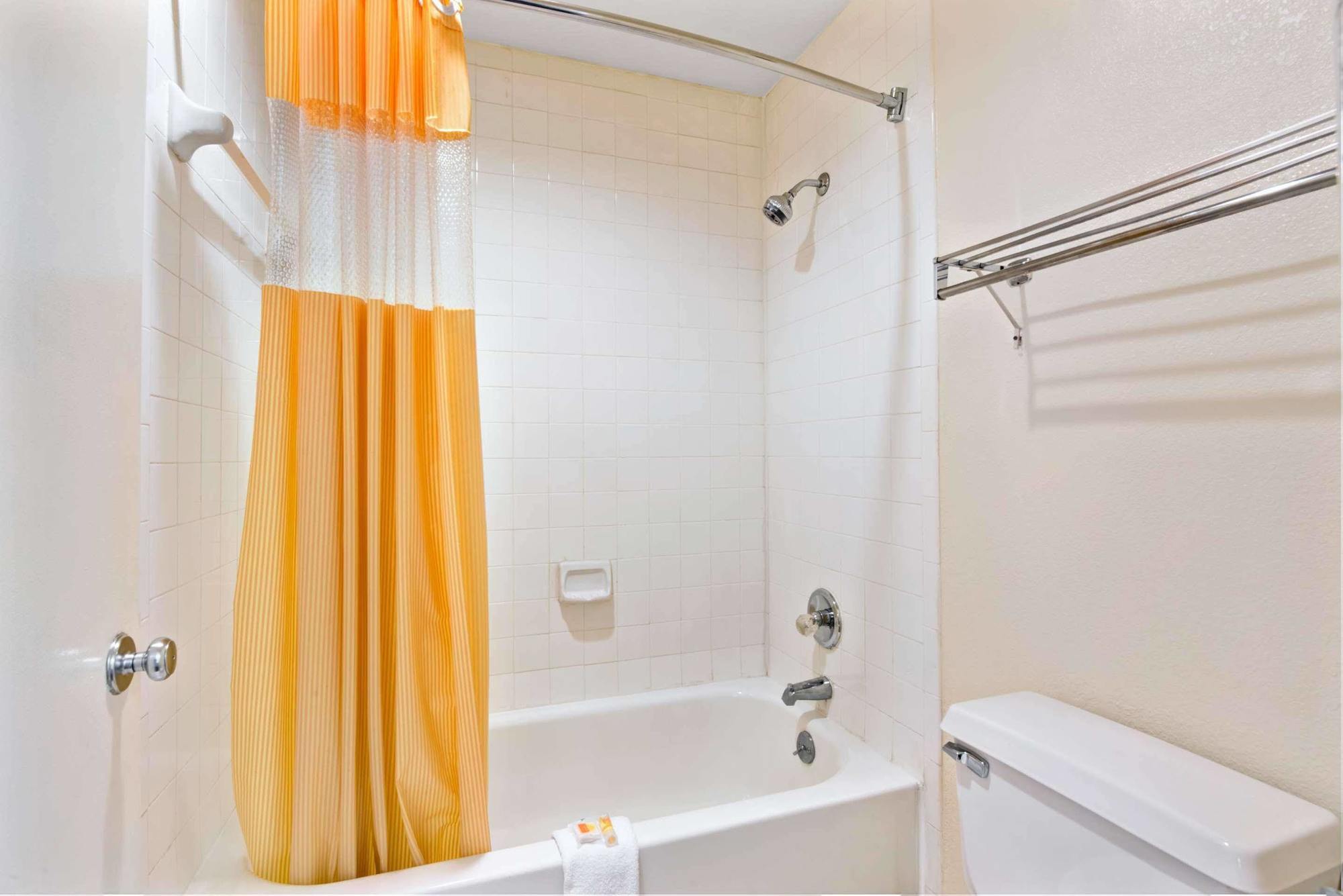 Days Inn By Wyndham Charlotte Northlake Εξωτερικό φωτογραφία